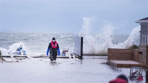 Gale-force winds and floods strike Northern Europe. At least 2 people killed in Scotland
